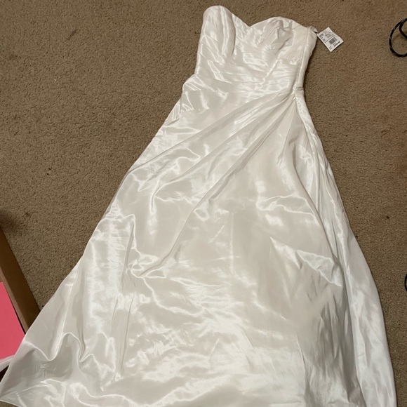 David’s Bridal Gown Size 6 - Picture 4 of 9